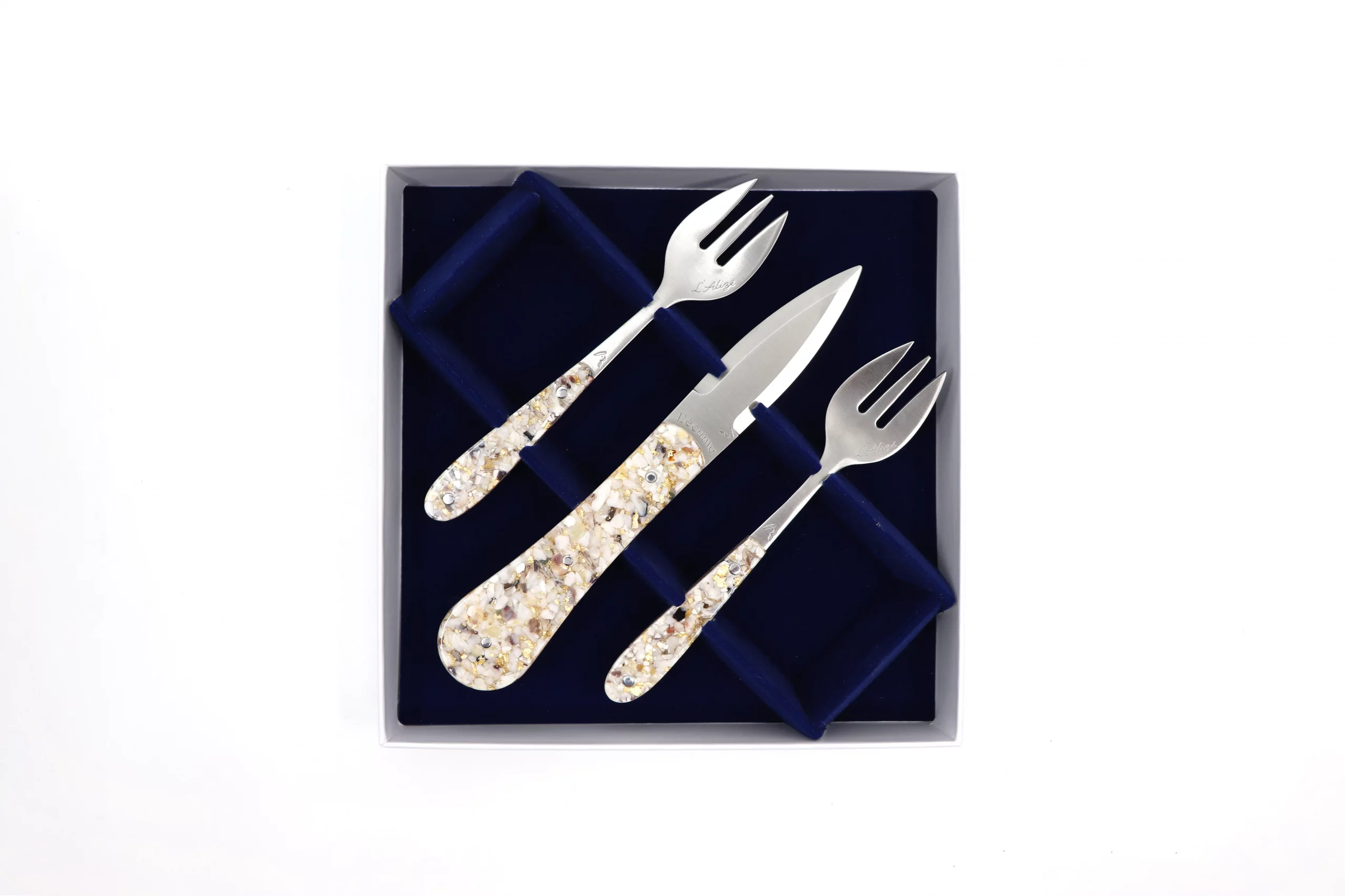 gift set in oyster shells with gold