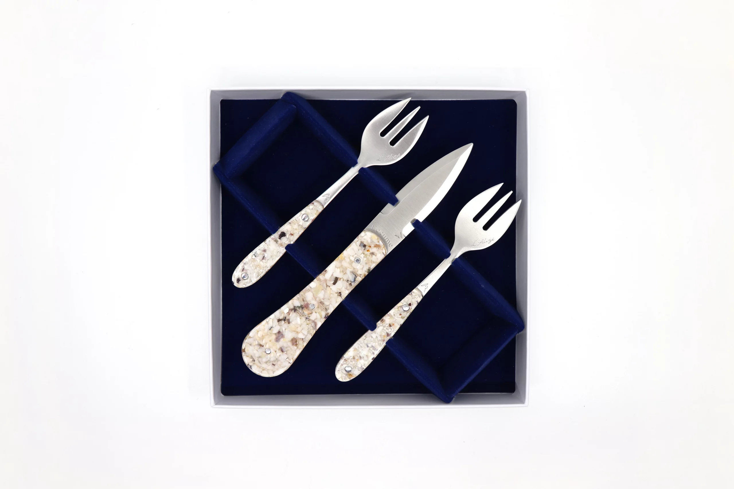 Coffret vue du dessus composé de 2 fourchettes l'Alizé et 1 couteau l'écume en coquilles d'huîtres